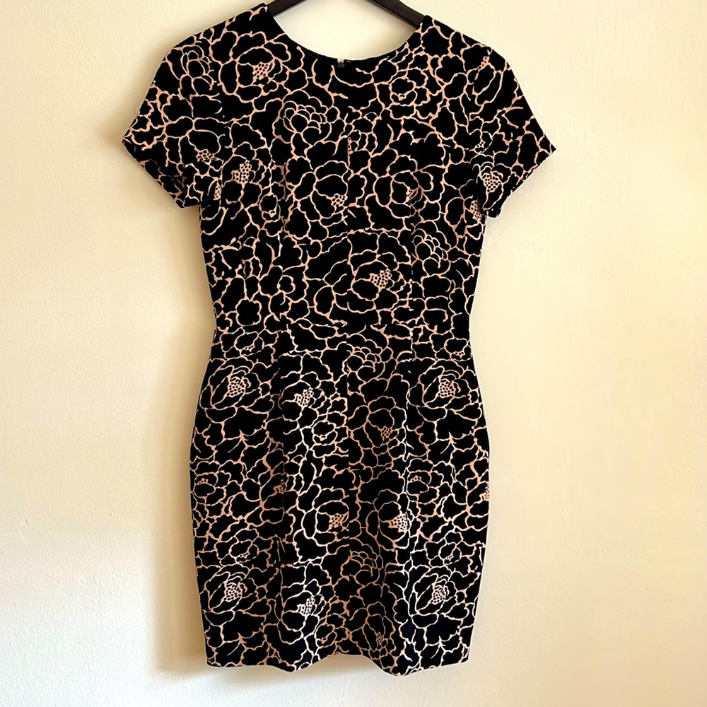 Beautiful dress in black/tam floral print. Club Monaco.